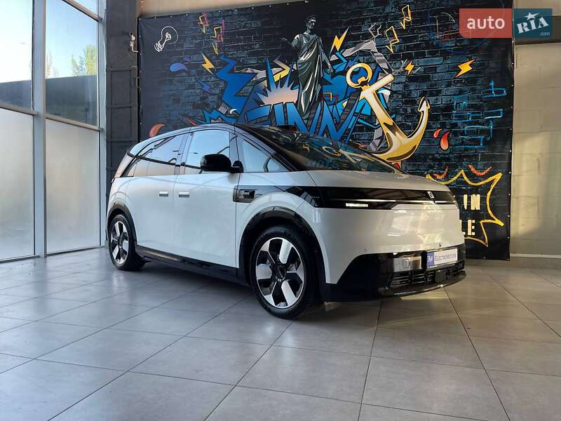 Мінівен Zeekr Mix 2024 в 