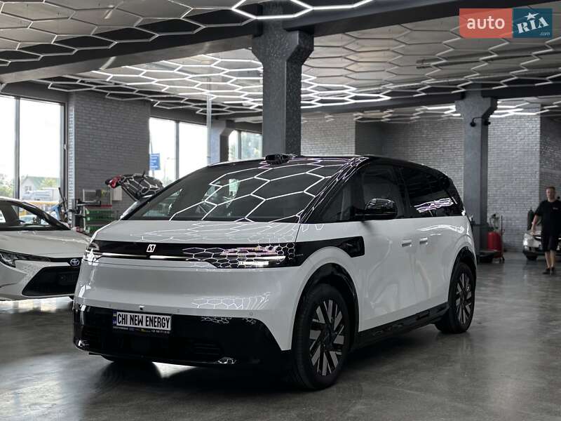 Минивэн Zeekr Mix 2024 в Киеве