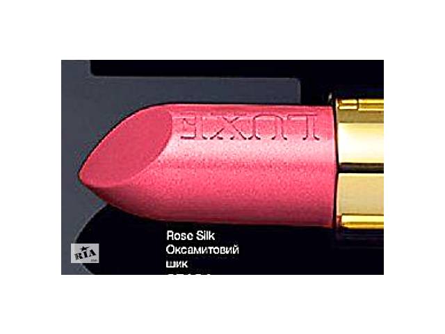 Увлажняющая губная помада Avon LUXE Бархатный шик