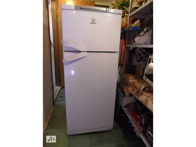 Продам холодильник Indesit ST145