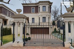 Продается дом на 3 этажа 290 кв. м с садом