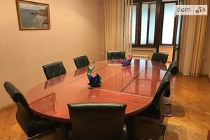 Продається офіс 309 кв. м в нежитловому приміщені в житловому будинку