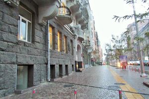Здається в оренду приміщення вільного призначення 200 кв. м в 7-поверховій будівлі