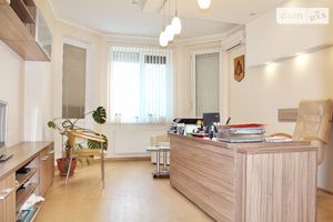 Продається офіс 82.3 кв. м в нежитловому приміщені в житловому будинку