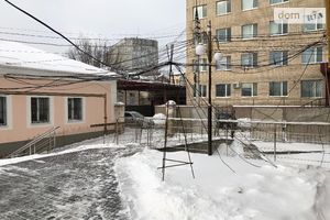 Продається об'єкт сфери послуг 267.6 кв. м в 6-поверховій будівлі