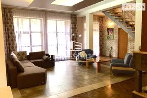 Сдается в аренду дом на 2 этажа 300 кв. м с участком
